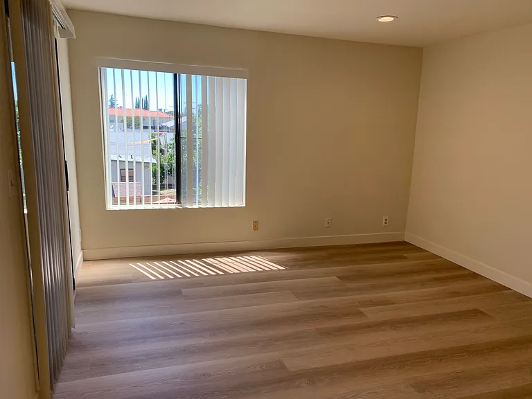 519 Palm Dr #13 — Photo 4