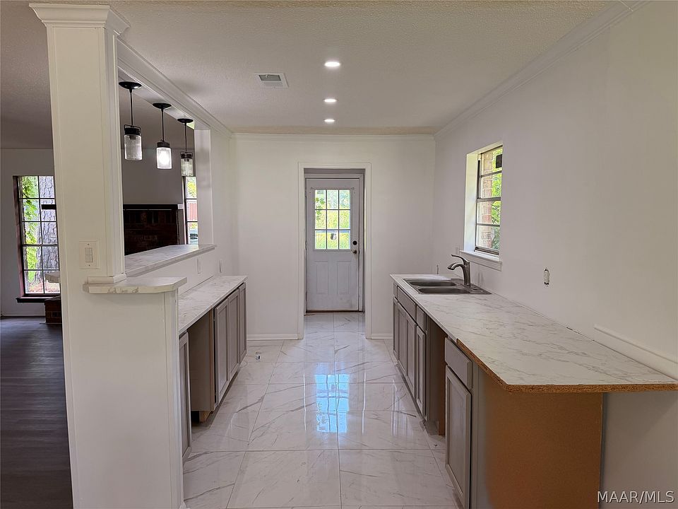 1st image of 6133 Jennifer Ln