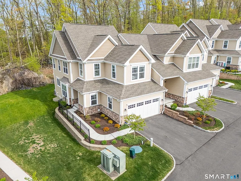 16 Hunting Ridge Ln — Photo 1