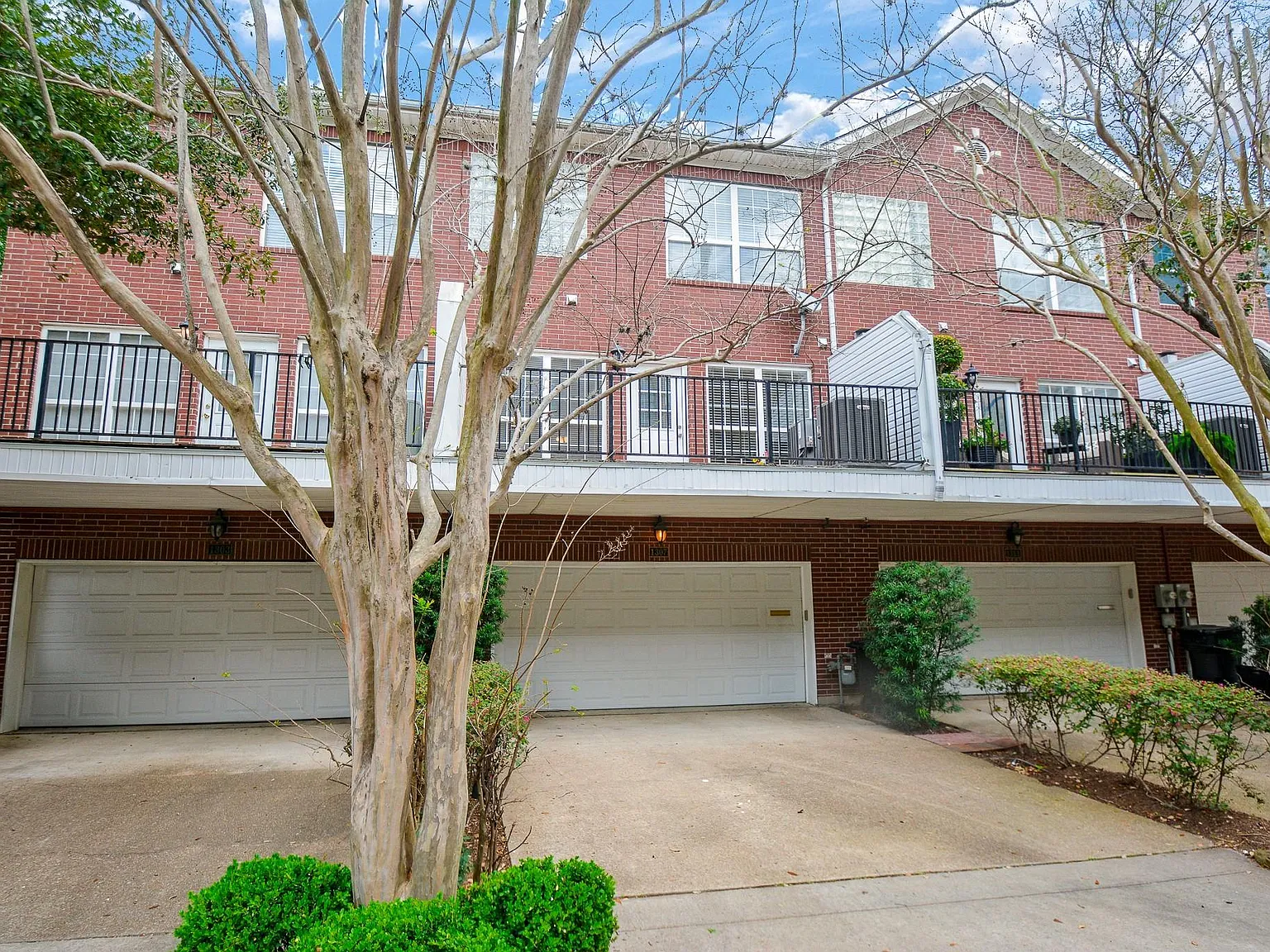 3 bed, 3.5 bath, 2140 sqft, $3,200 — Photo 3