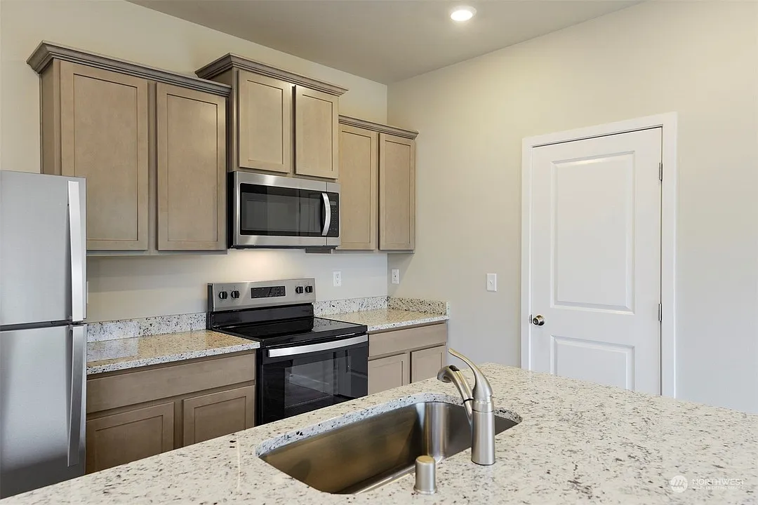4 bed, 2.5 bath, 1843 sqft, $3,600 — Photo 4