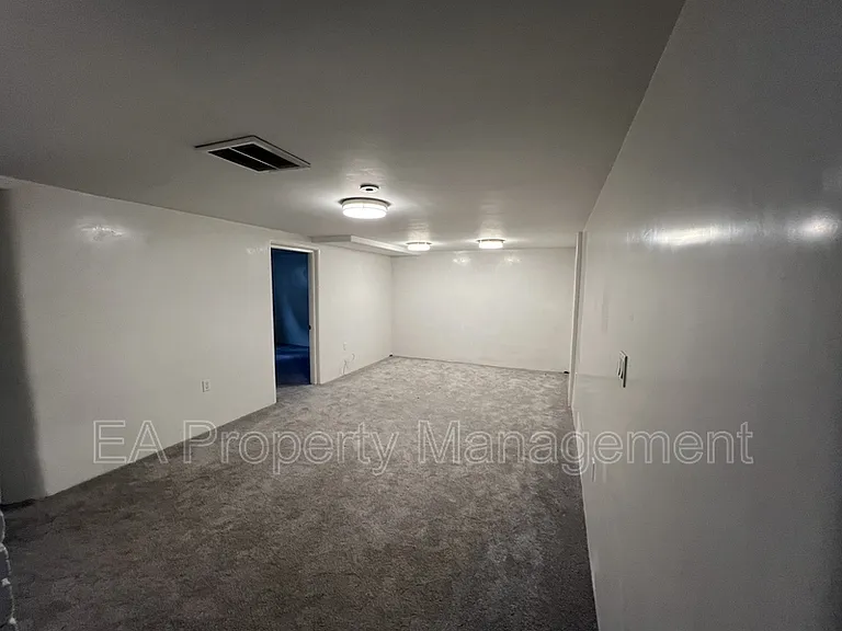 411 Wellesley Dr SE — Photo 16