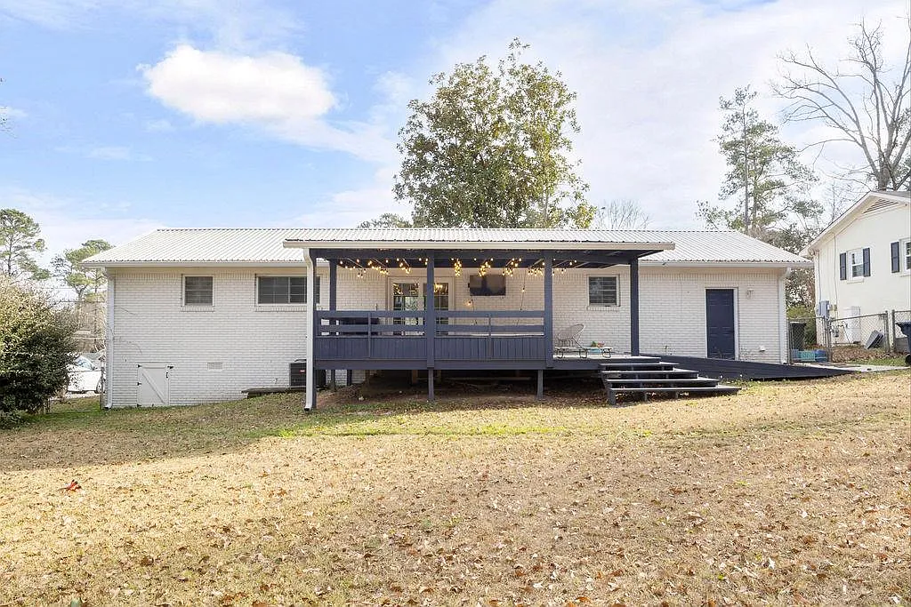 3 bed, 1296 sqft, $2,450 — Photo 2