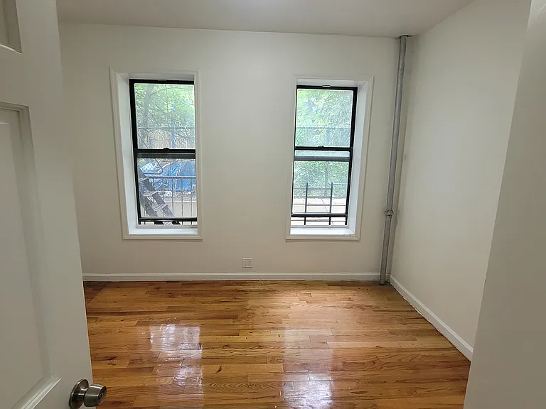 E 161st St — Photo 11