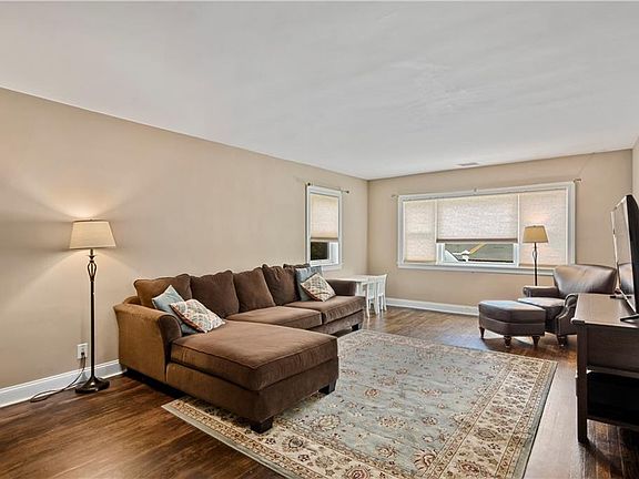 3rd image of 575 Ashford Ave
