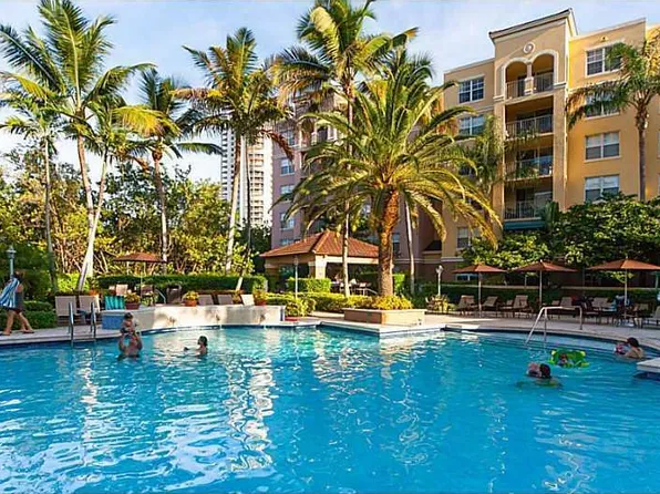 19801 E Country Club Dr, Miami, FL