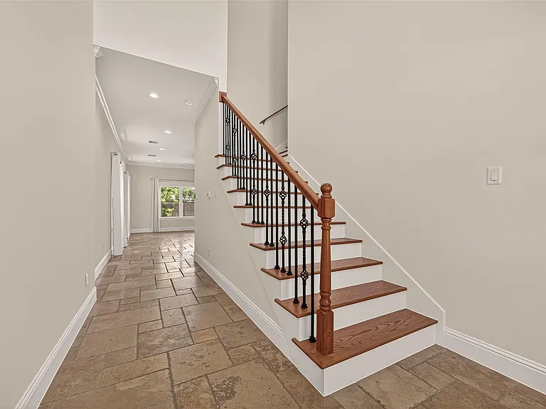 2211 Silverbonnet St — Photo 6