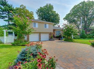 347 Elm Dr, ROSLYN, NY 11576