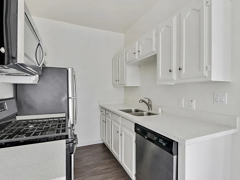 232 S Reeves Dr — Photo 23