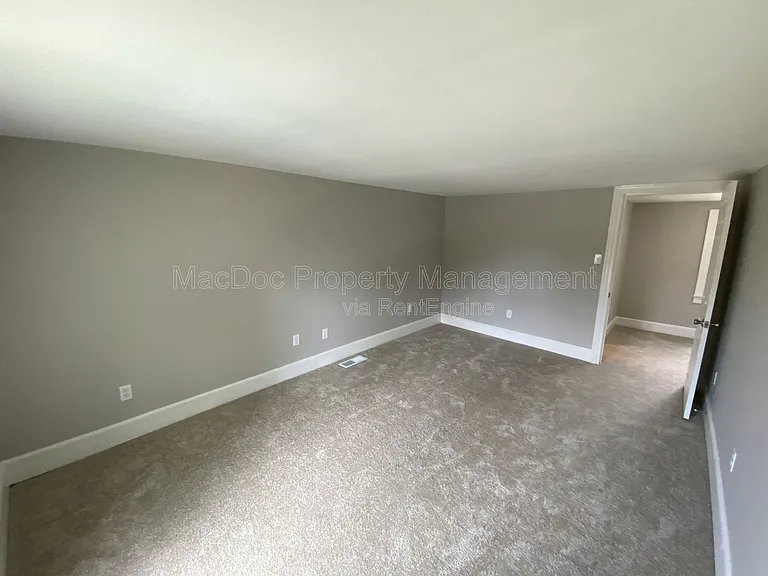 210 Milford St #B — Photo 15