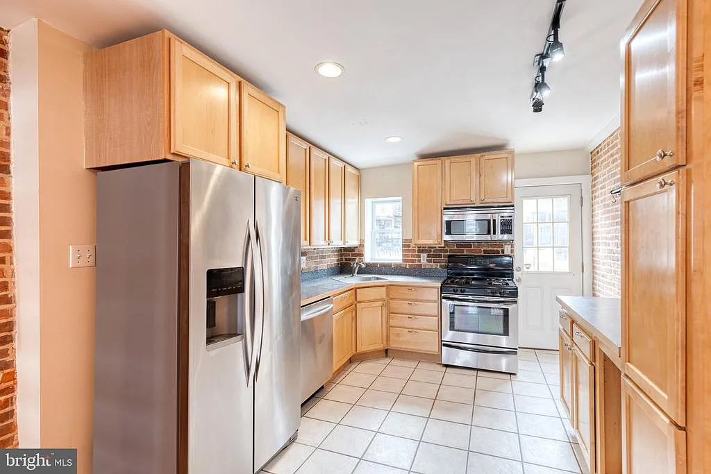 3 bed, 2.5 bath, 1220 sqft, $2,800 — Photo 4
