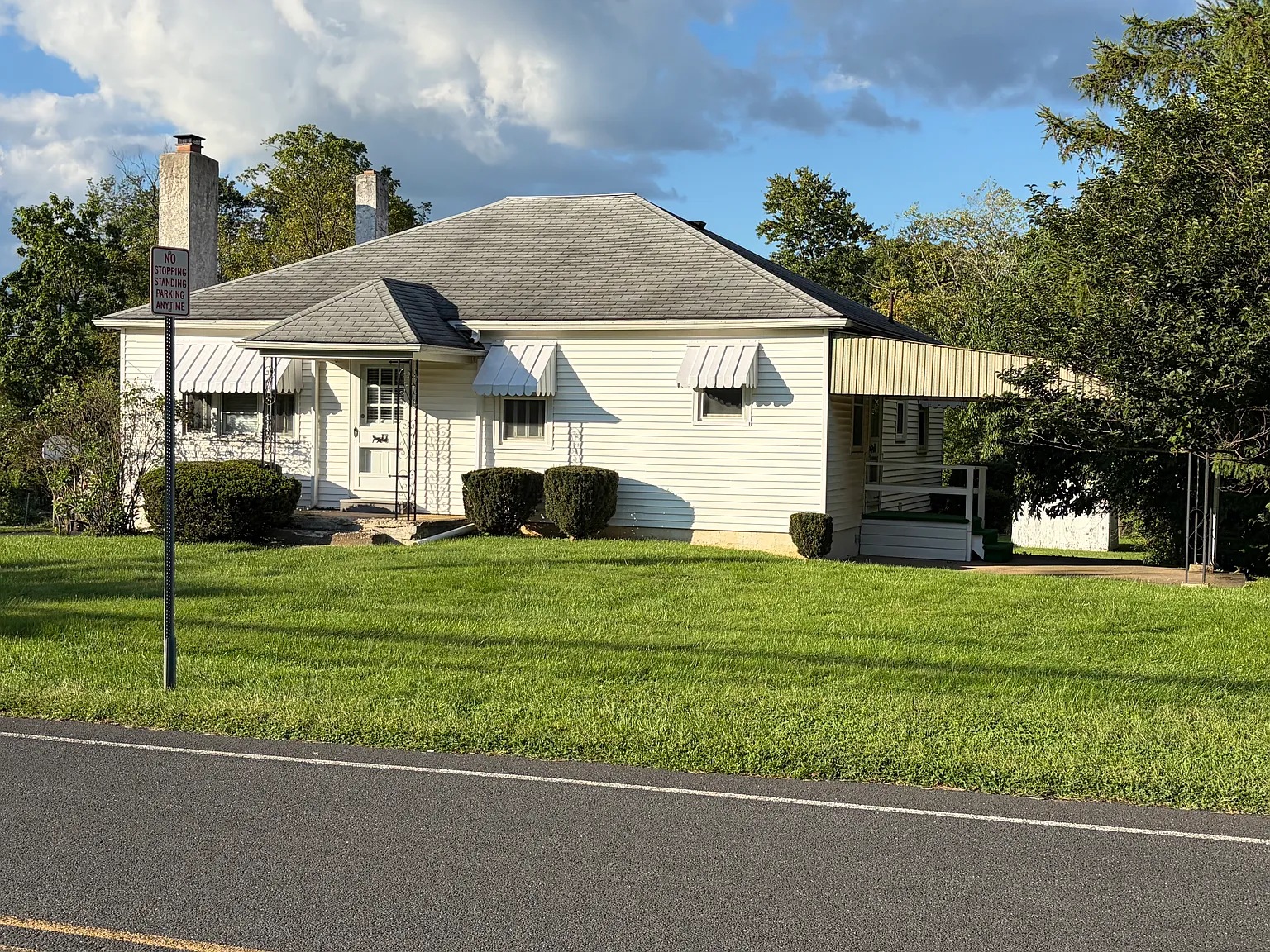3 bed, 1.5 bath, 1170 sqft, $2,400 — Photo 2