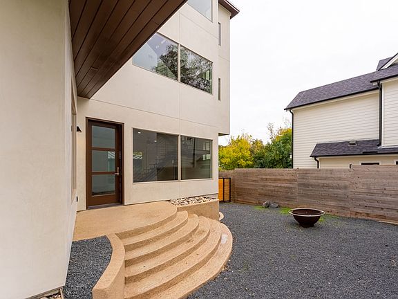 5th image of 716 Post Oak St