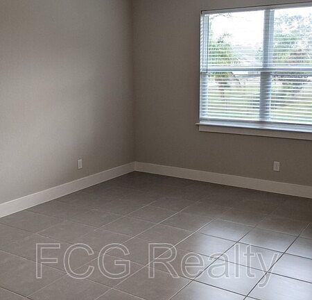 4th image of 355 Fern Ct
