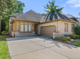 4 Pembroke Ct, Dearborn, MI 48126