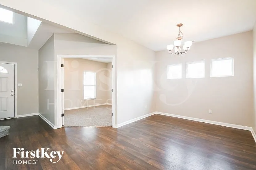 4 bed, 2.5 bath, 2452 sqft, $2,600 — Photo 4