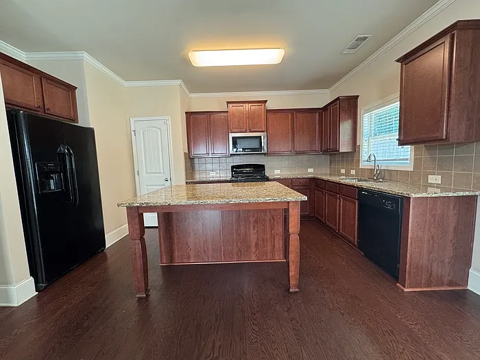 835 Westmoreland Ln NE — Photo 5