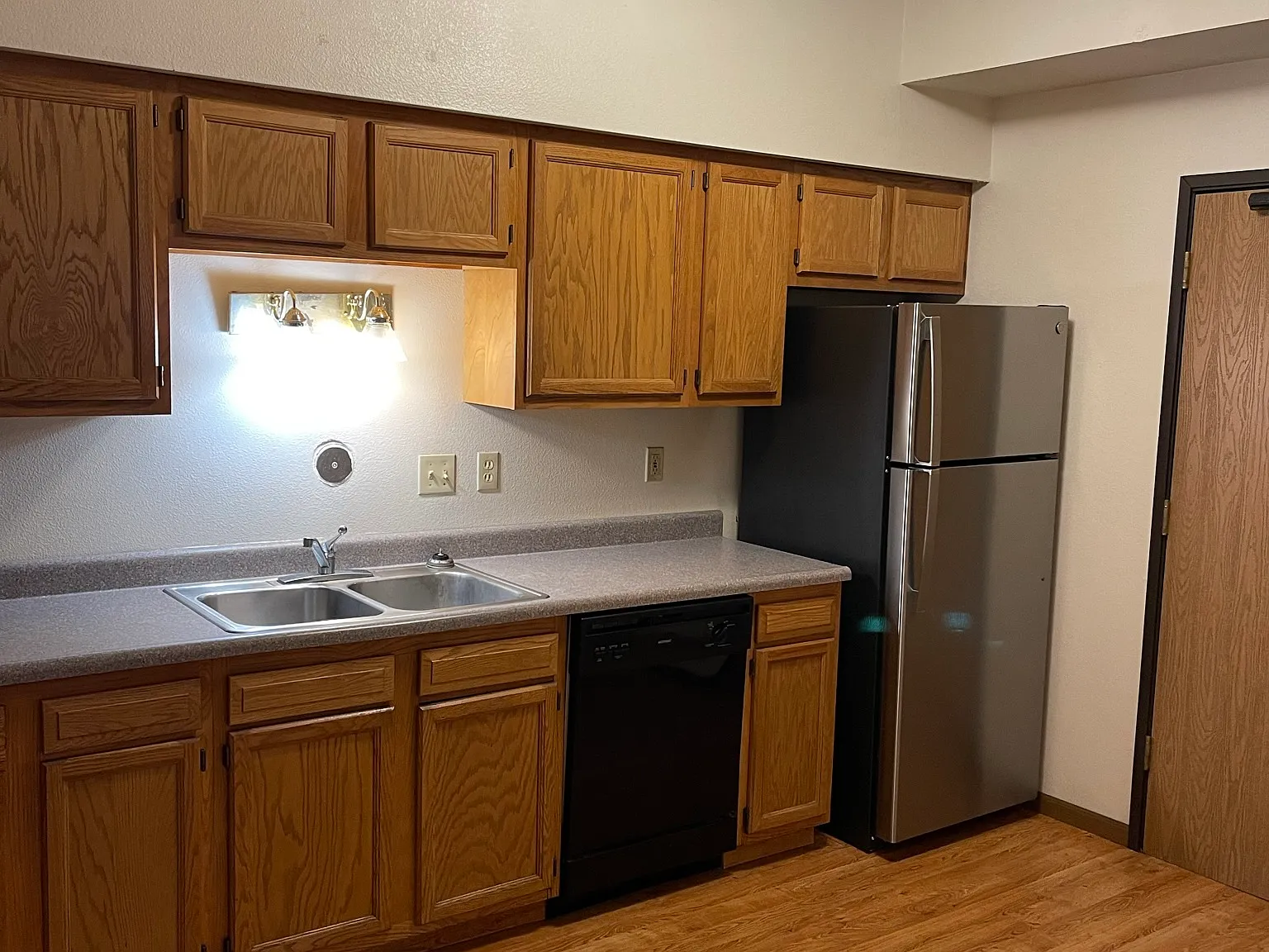 5 bed, 1350 sqft, $2,966 — Photo 3
