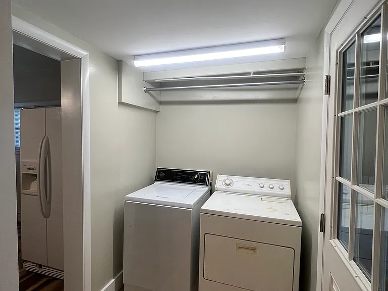 205 E Berry St — Photo 7