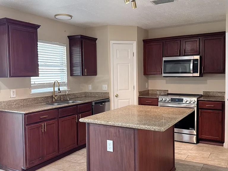 1718 Sawgrass Dr SW — Photo 3