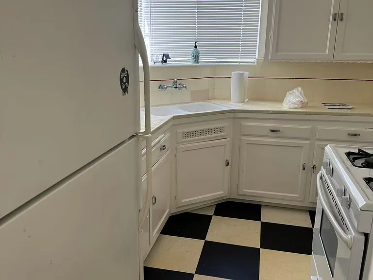 1686 Oxford St #1686 — Photo 4