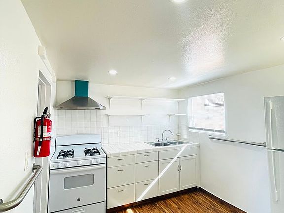 3rd image of 158 N Ventura Ave APT 5