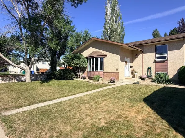 11 S Lakhota Cres W, Lethbridge, AB T1K 6J3