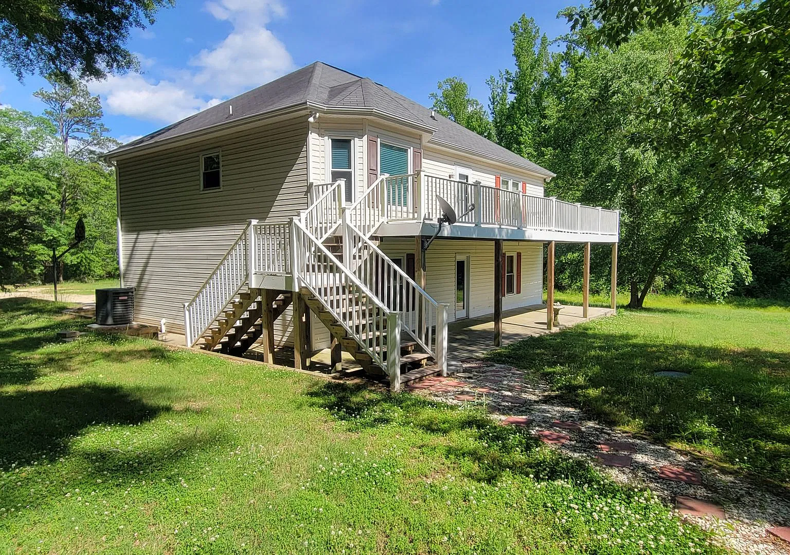 3 Bed, 3 Bath Home in Fountain Inn Available — Photo 2