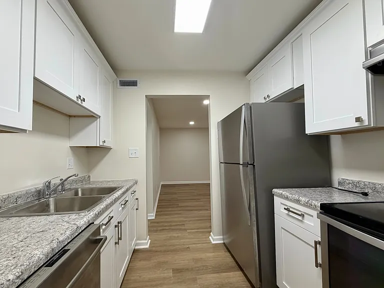 Sherwood Forest Apartments — Photo 55