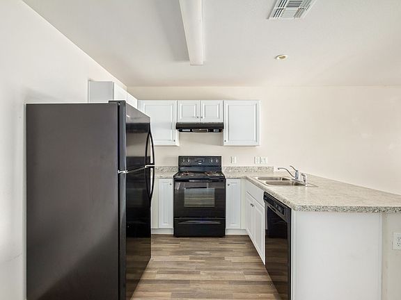 3rd image of 173 E Douglas Ave