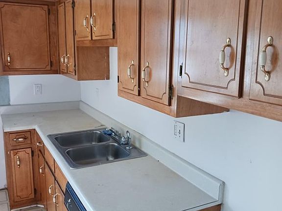 4th image of 534 Hanson St