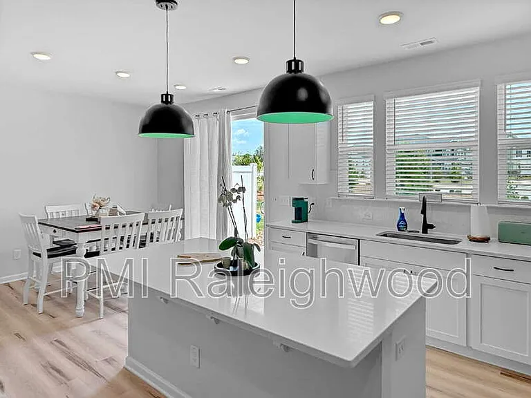 136 Kobus Ct — Photo 8
