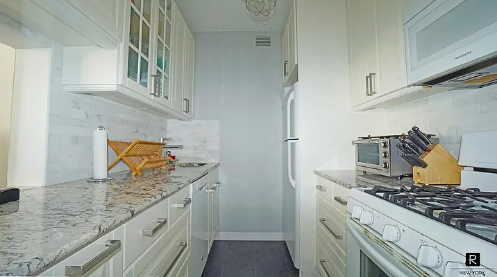 Sold by R New York | media 6