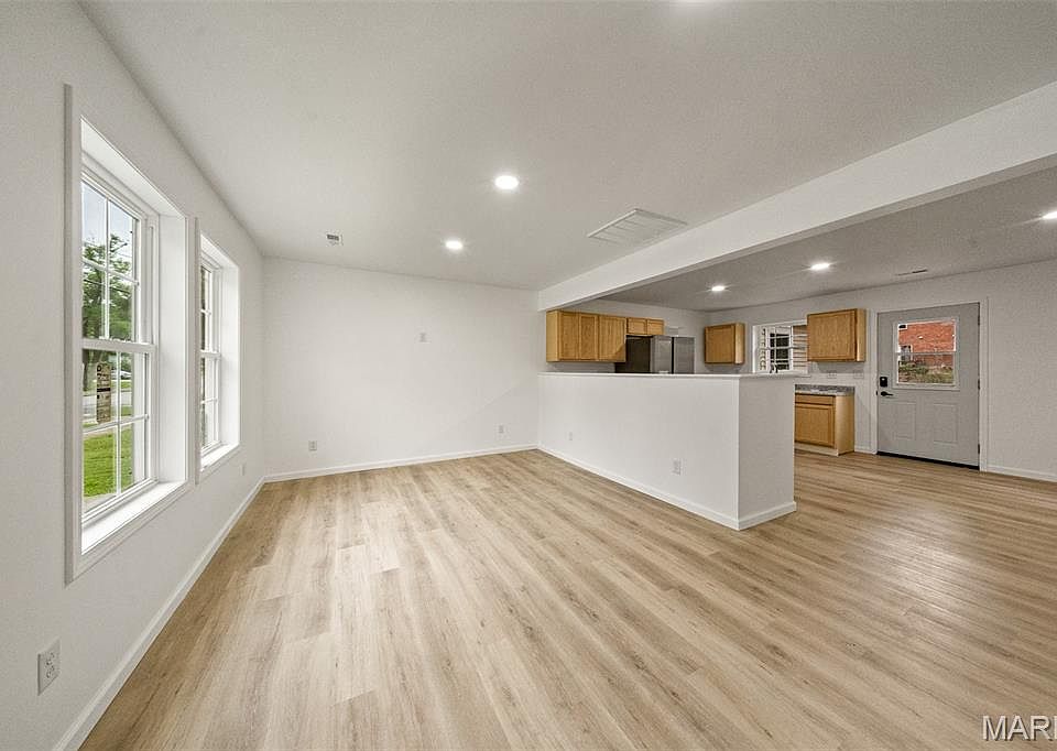 1st image of 607 E 11th St