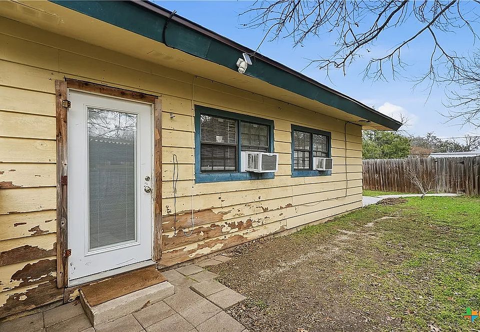 1st image of 1321 Quail Ln #2