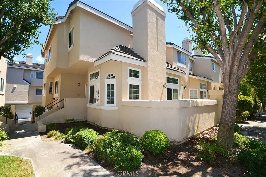 3 bed, 2.5 bath, 1738 sqft, $4,700 — Photo 1