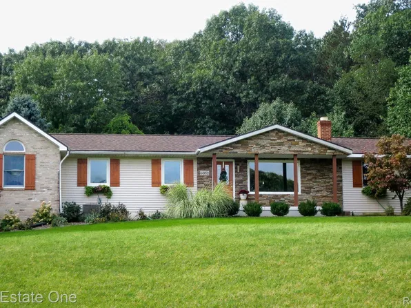 6052 Pine Cone Ct N, Brighton, MI 48116