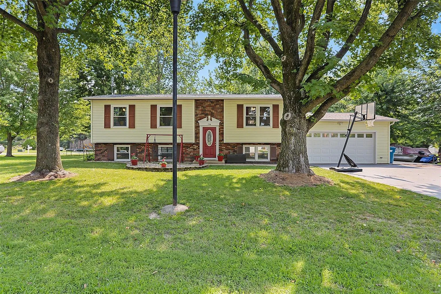 736 Riviera Cir photo 1