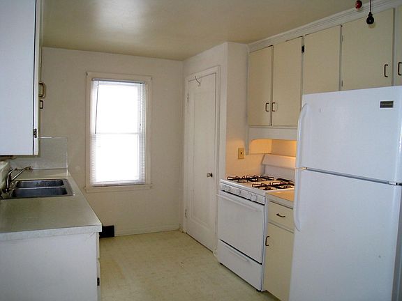 3rd image of 1086 Roosevelt Ct
