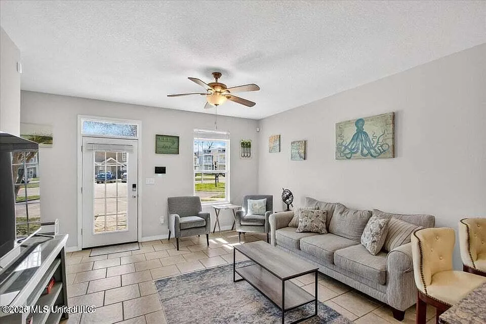 3 bed, 3.0 bath, 1156 sqft, $2,000 — Photo 3