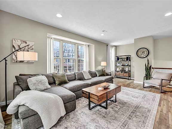 4th image of 1383 Beach Ave