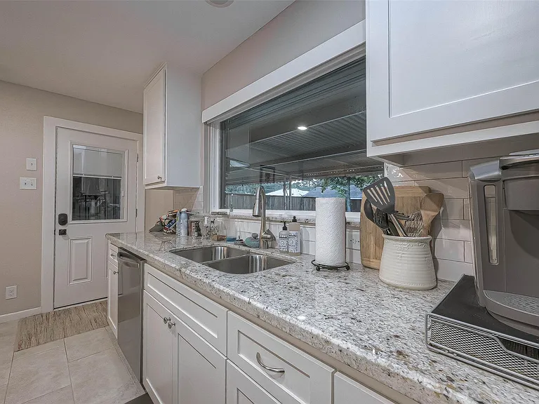 6414 Pineshade Ln — Photo 11