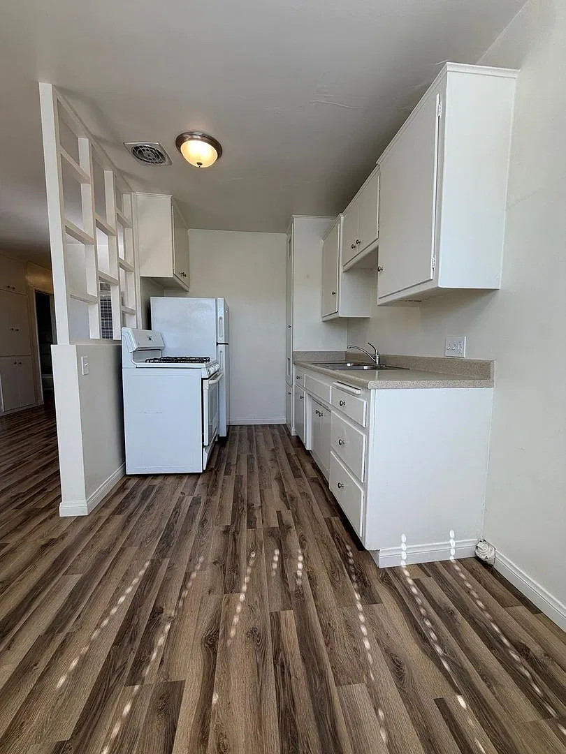 1035 Cliff Drive — Photo 3