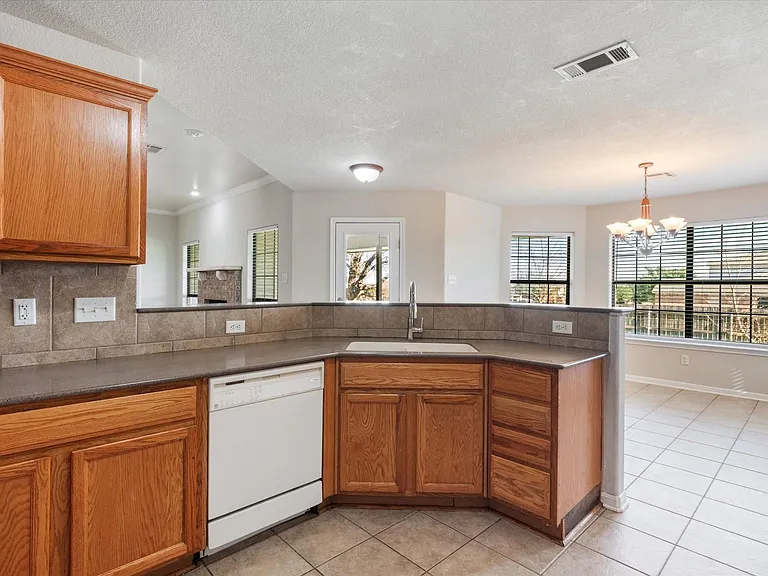 6104 Alexus Dr — Photo 11