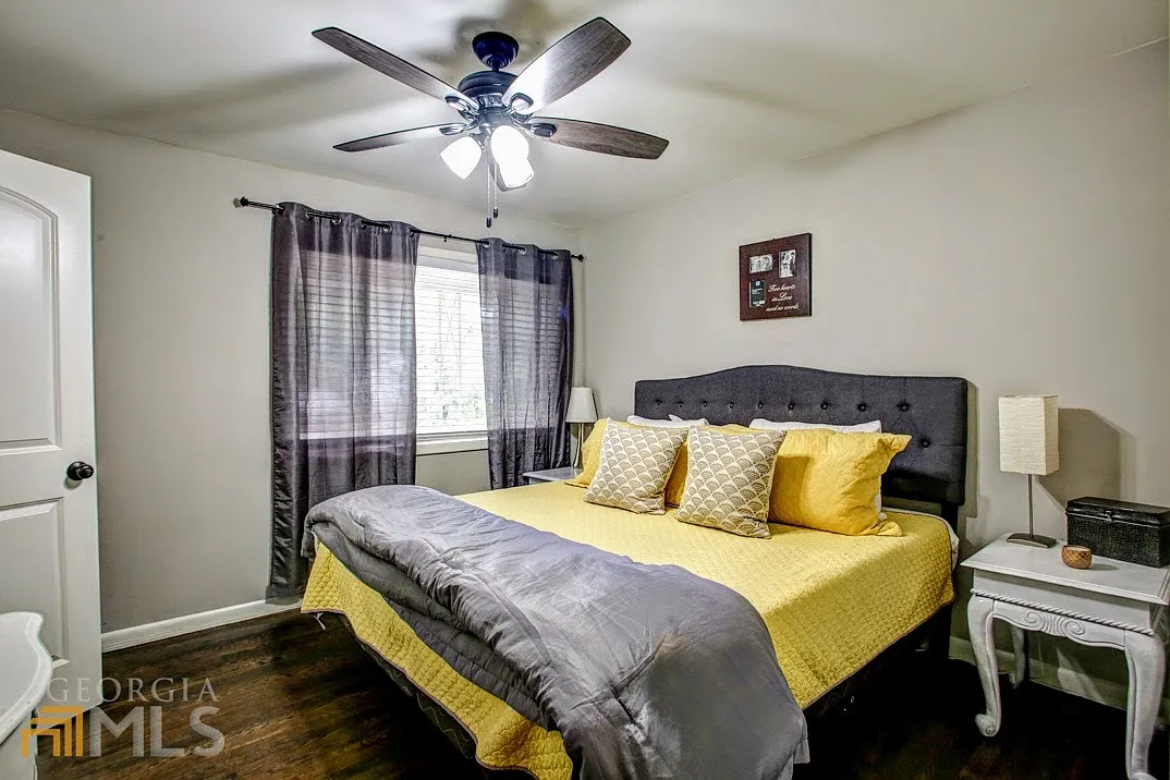 4 bed, 2.0 bath, 100 sqft, $5,400 — Photo 4