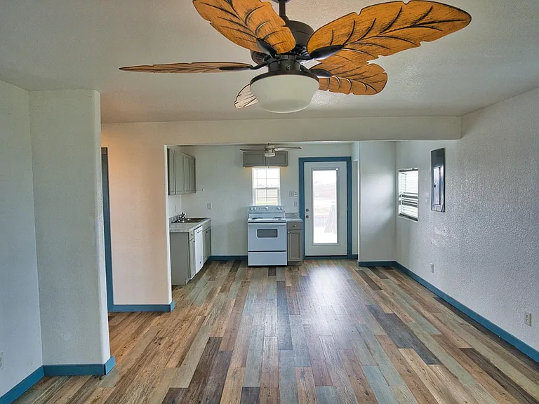 26314 FM 457 — Photo 4