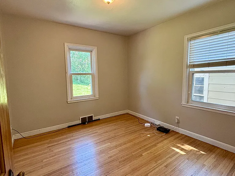 221 E Hughes St — Photo 12
