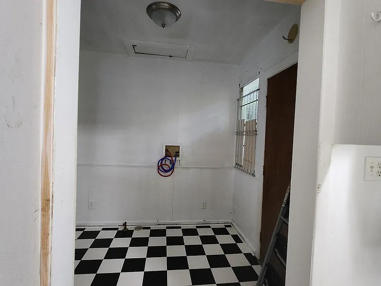 410 E 9th St — Photo 2