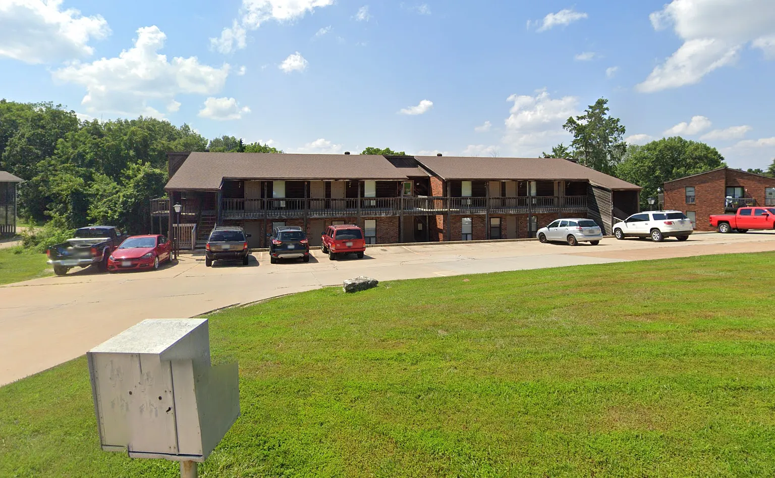 Lakeside Apartments — Photo 2
