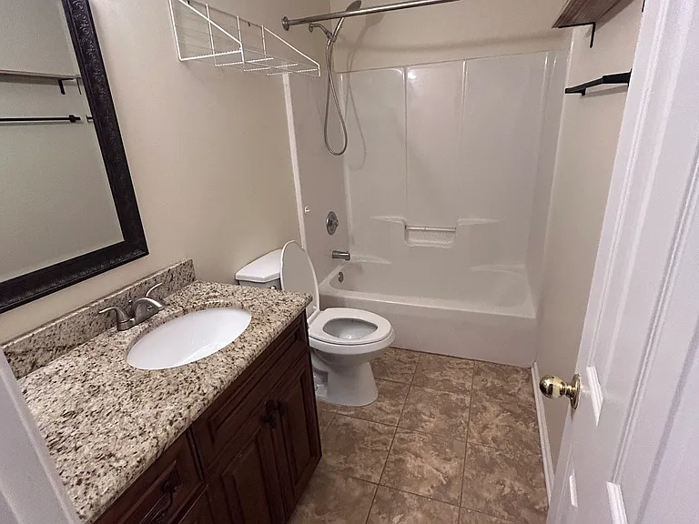 325 London Ln — Photo 17